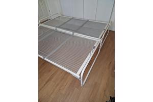 Stalen bed met onderschuifbed